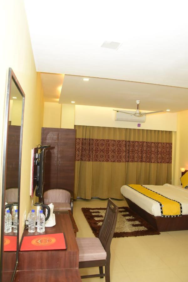 Hotel Shiv International Bhachau Extérieur photo