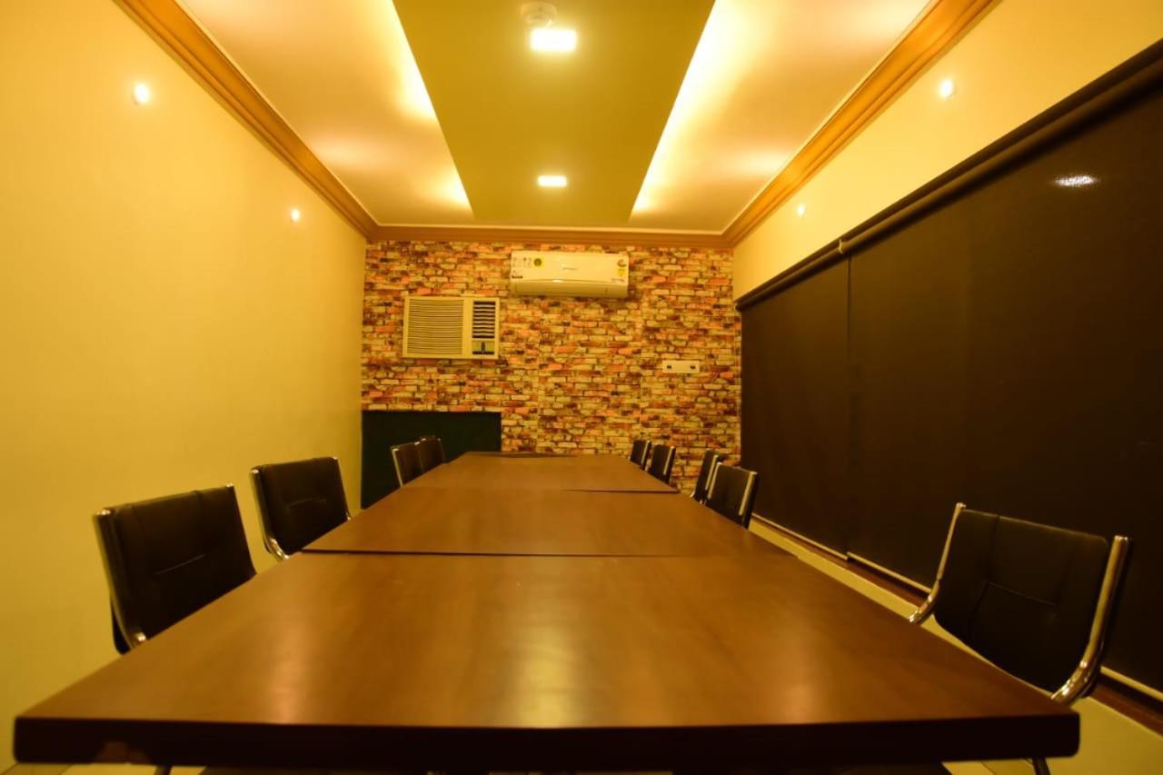 Hotel Shiv International Bhachau Extérieur photo
